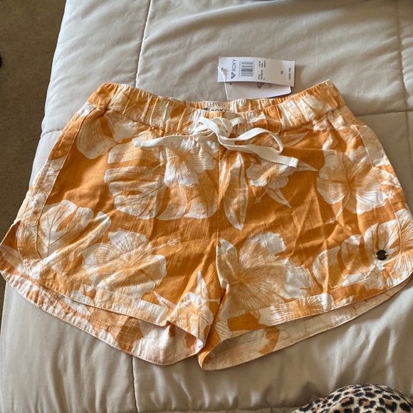 NWT roxy floral shorts - Picture 2 of 3